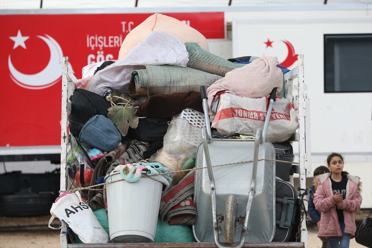 Ülkelerine dönmek isteyen Suriyelilerin Hatay'daki Cilvegözü, Yayladağı ve Zeytindalı sınır...