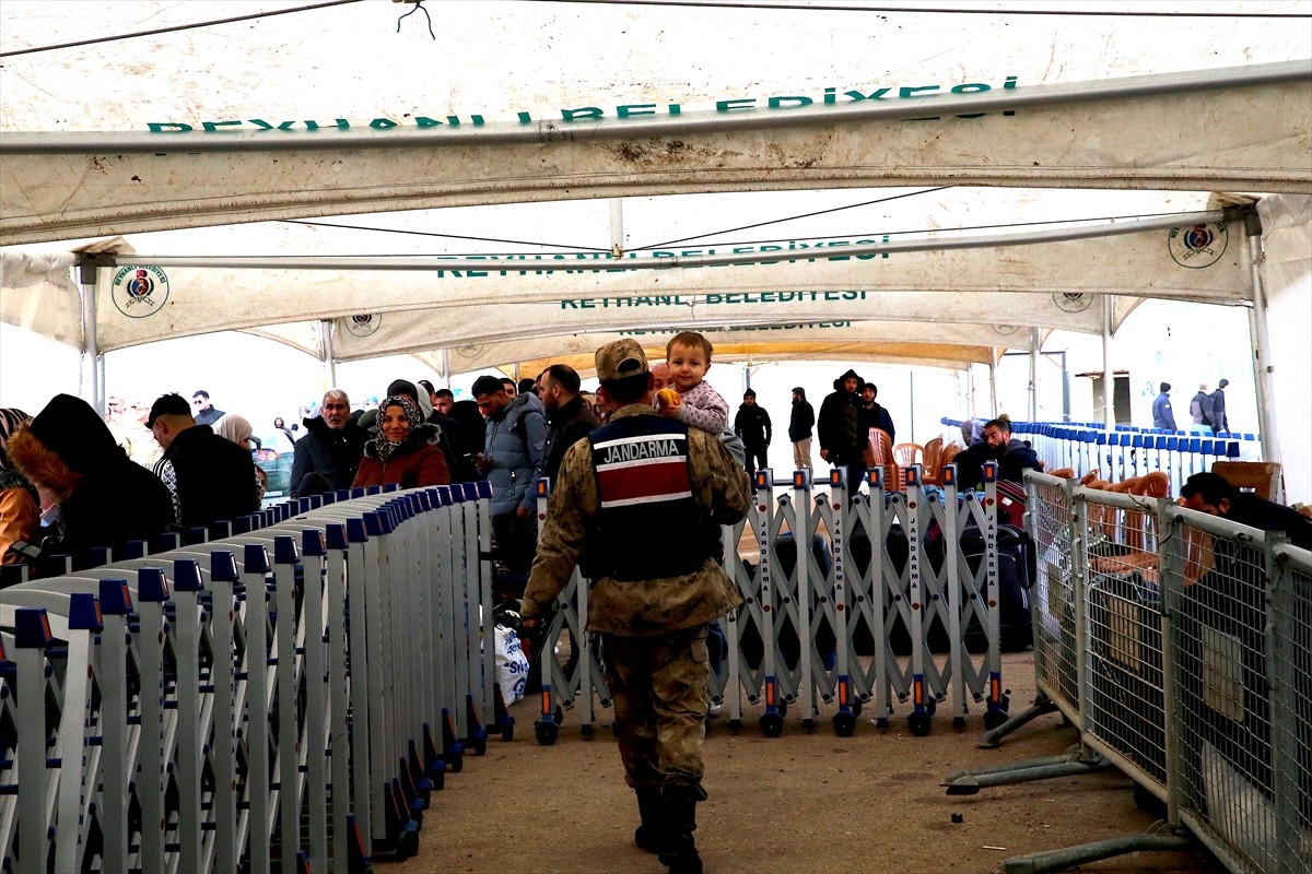 Ülkelerine dönmek isteyen Suriyelilerin, Hatay'daki Cilvegözü, Yayladağı ve Zeytindalı sınır...