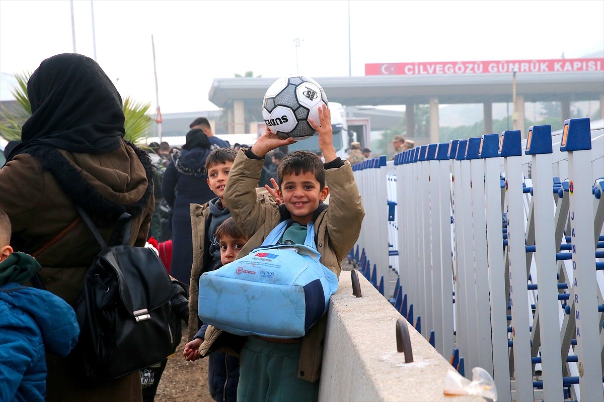 Ülkelerine dönmek isteyen Suriyelilerin Hatay'daki Cilvegözü, Yayladağı ve Zeytindalı sınır...