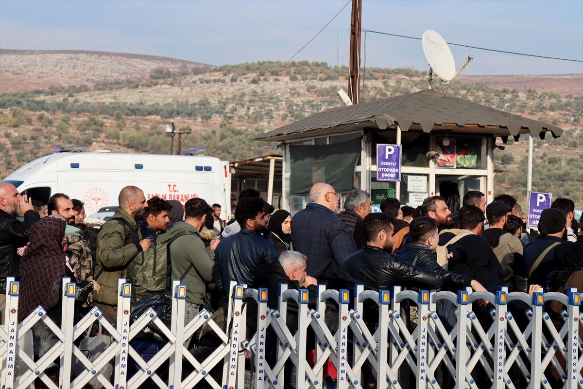 Ülkelerine dönmek üzere Hatay'daki Cilvegözü Sınır Kapısı'na giden Suriyeliler için Göç İdaresi...