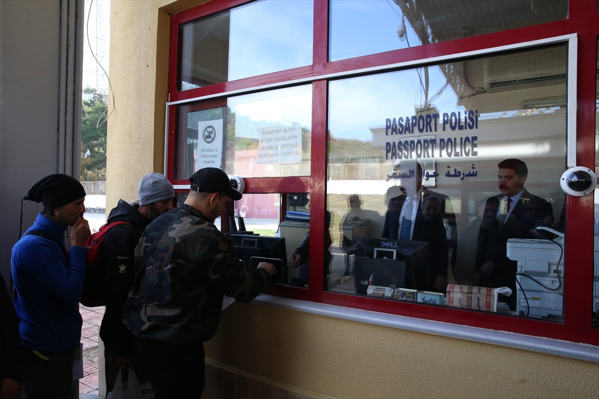 Ülkelerine dönmek üzere Hatay'daki Yayladağı Sınır Kapısı'nda yoğunluk oluşturan Suriyelilerin...