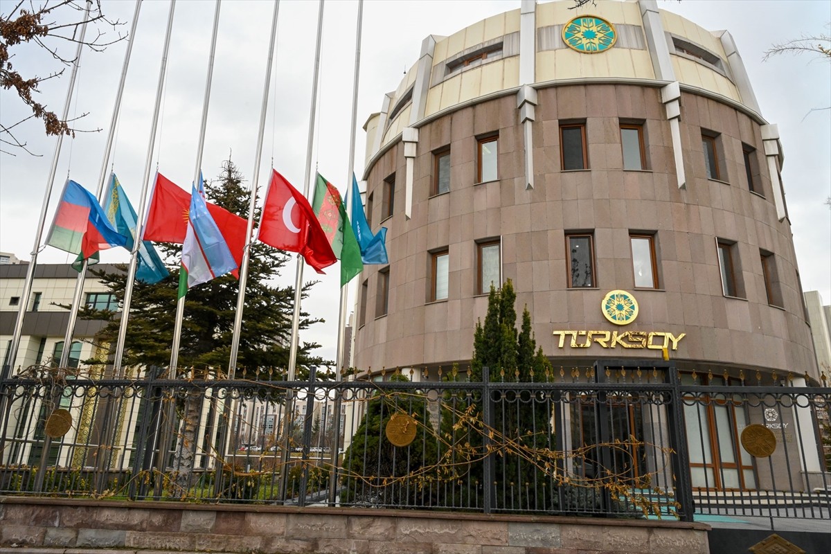 Uluslararası Türk Kültürü Teşkilatı (TÜRKSOY) heyeti, Kazakistan'ın Aktau kenti yakınlarında düşen...