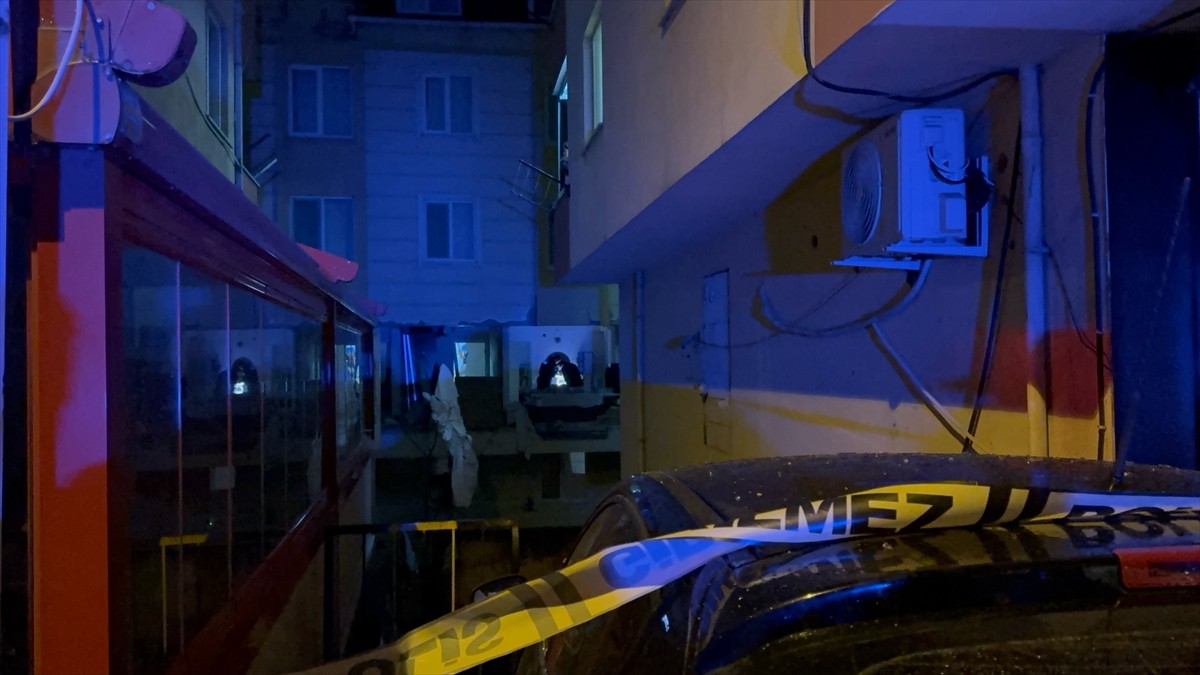 Ümraniye'de 4 katlı binanın 2. katında meydana gelen patlamada 1 kişi yaralandı. Patlama nedeniyle...