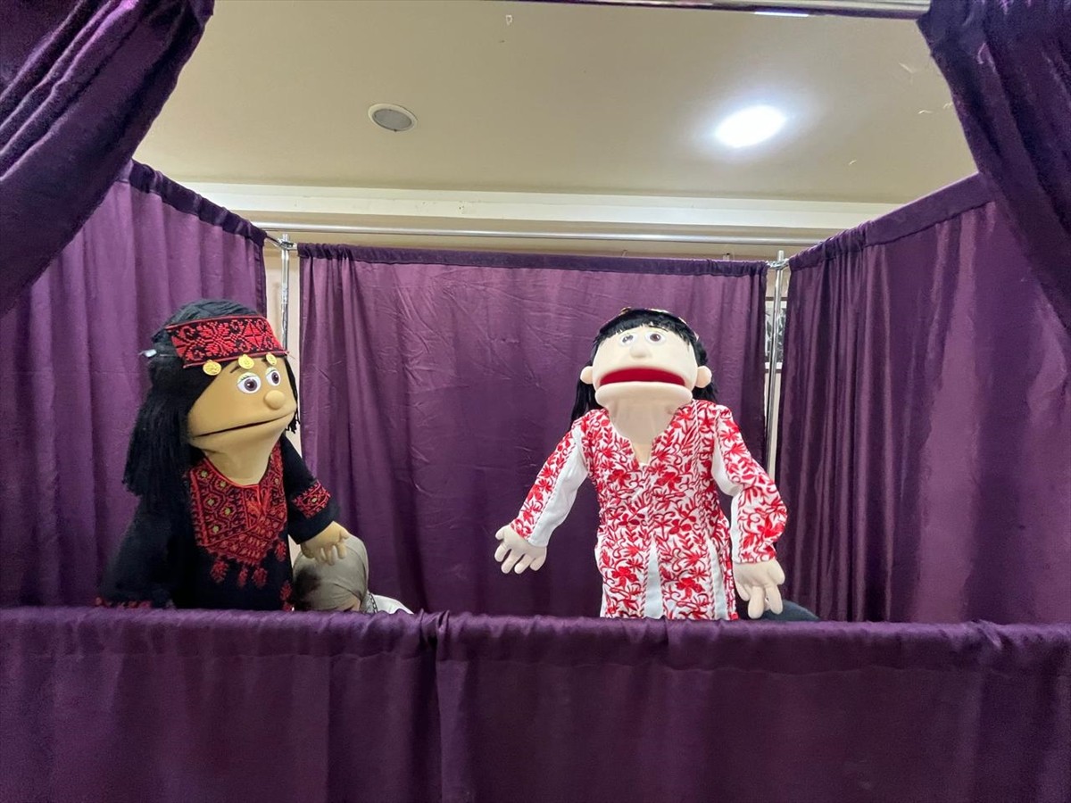 Ürdünlü kukla sanatçısı İsra es-Safi, başkent Amman'ın batısında medeniyetlere ev sahipliği yapan...