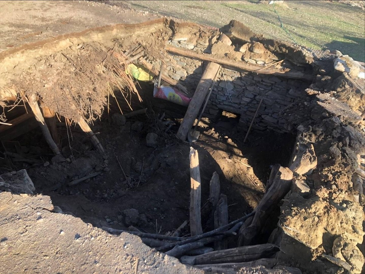 Uşak'ın Eşme ilçesinde toprakla kapatılan ahırın çatısı çökmesi sonucu 3 küçükbaş hayvan telef...