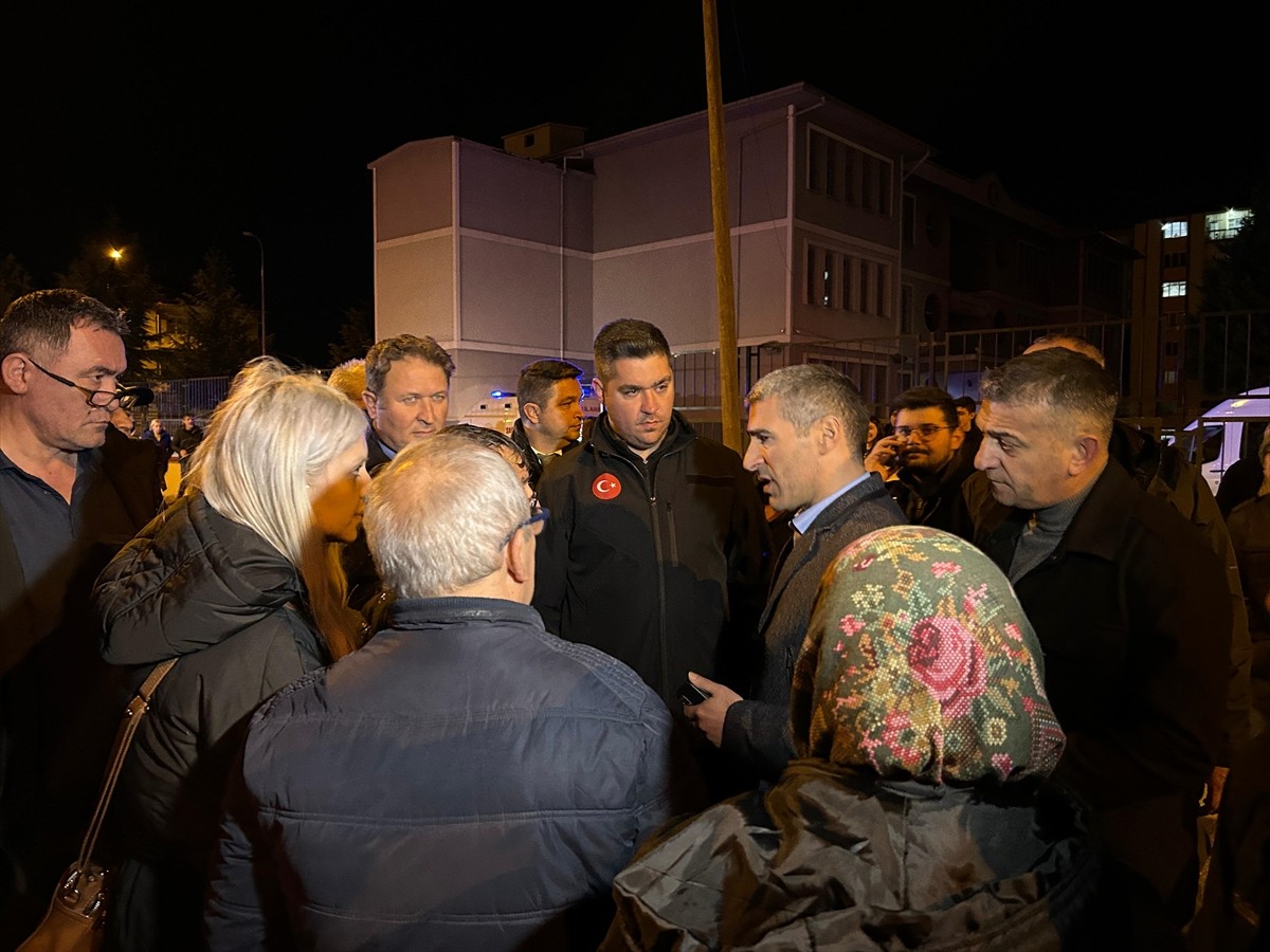 Uşak'ta 7 katlı apartmanın çatısında çıkan yangın hasara neden oldu.