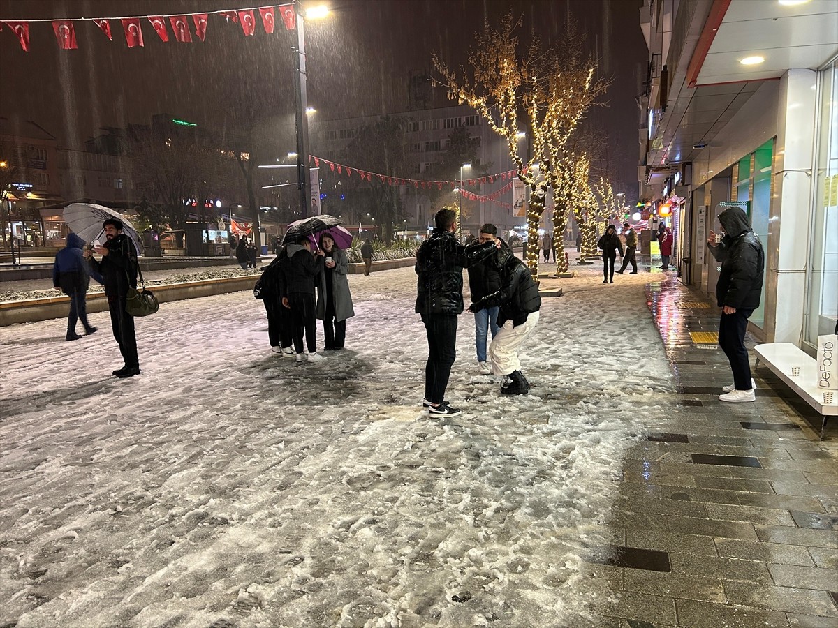 Uşak'ta akşam saatlerinde başlayan kar yağışı etkisini sürdürüyor.