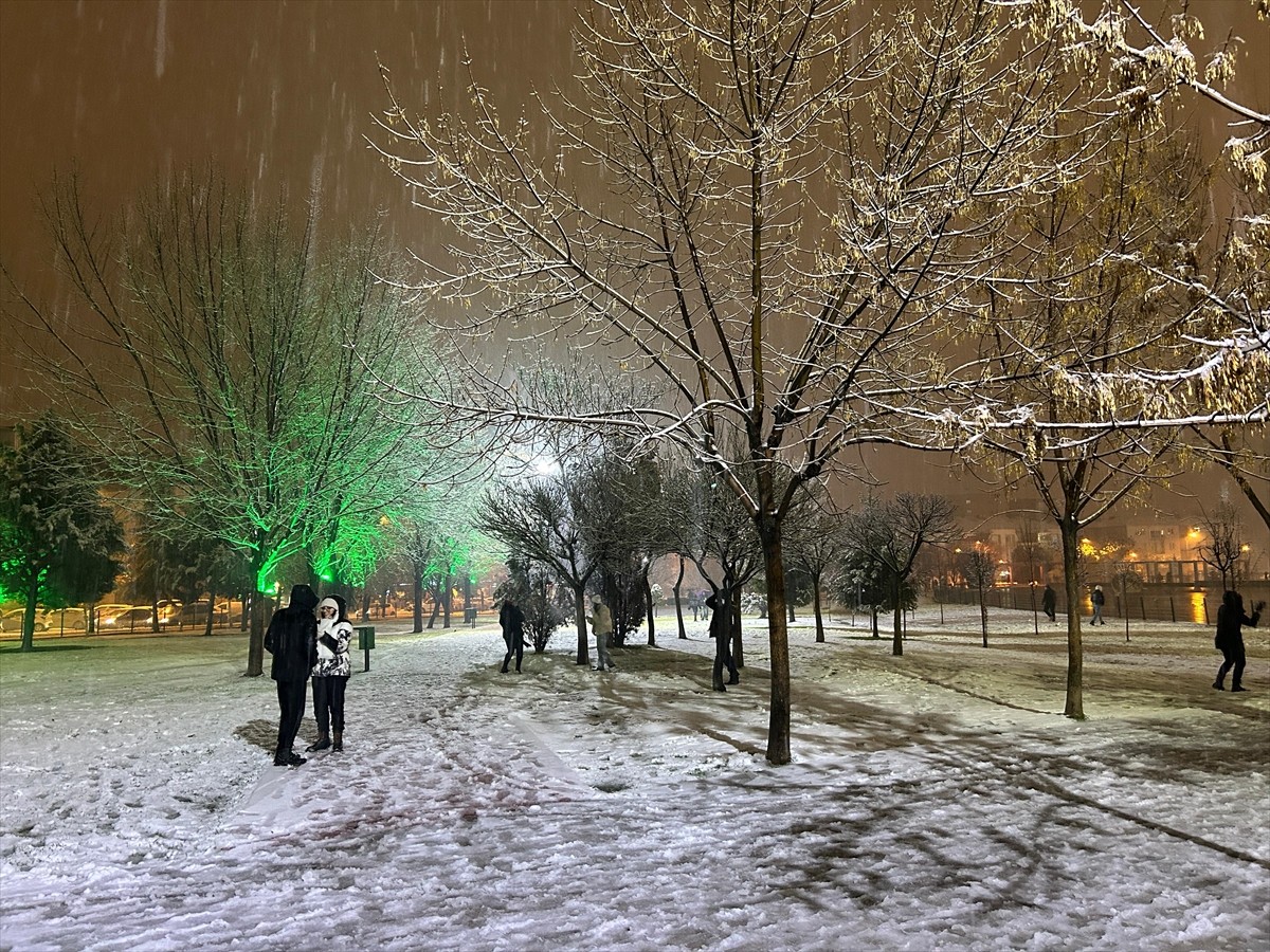 Uşak'ta akşam saatlerinde başlayan kar yağışı etkisini sürdürüyor.
