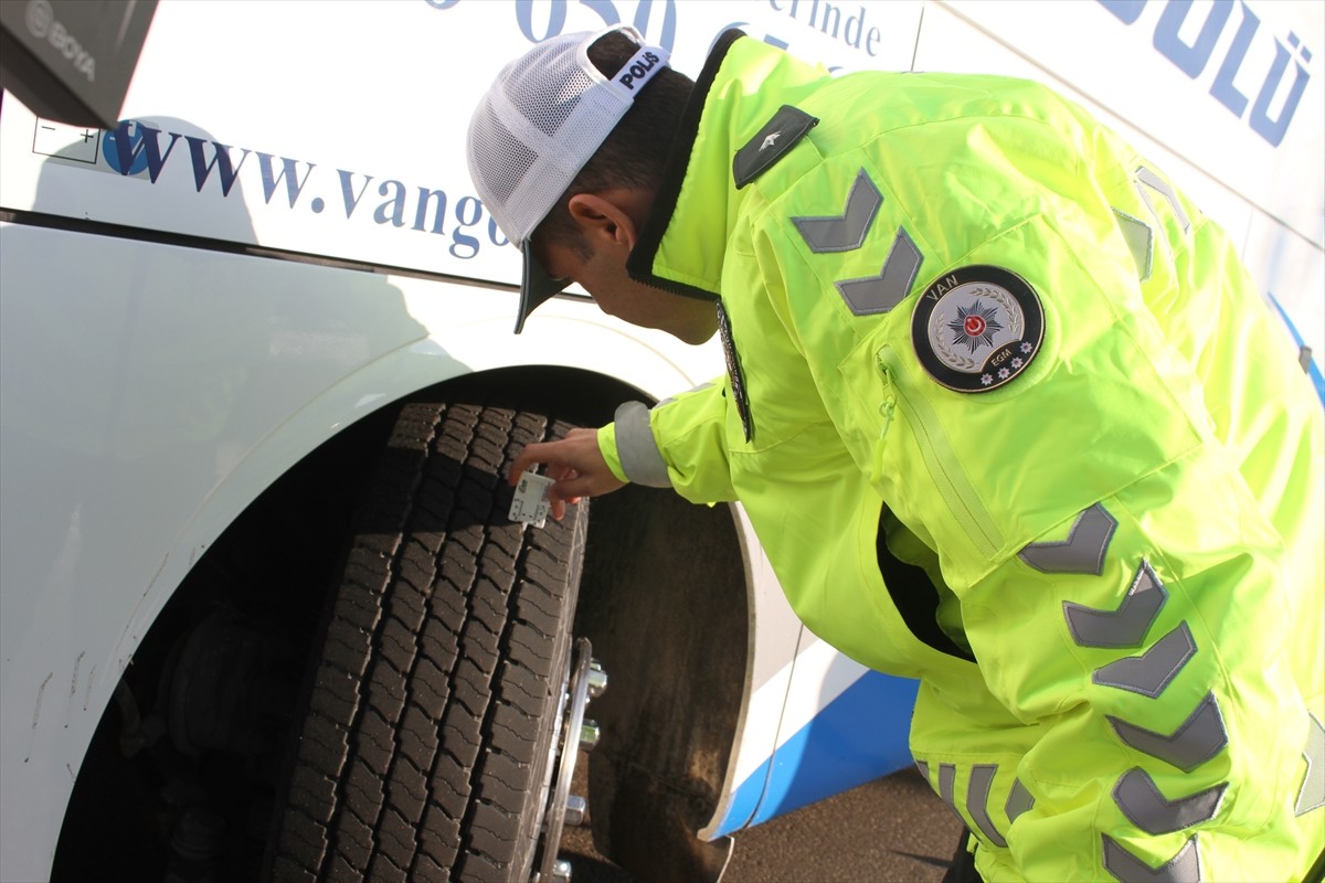Van'da Emniyet Müdürlüğü ve İl Jandarma Komutanlığı ekipleri, yük ve yolcu taşıyan ticari araçlar...