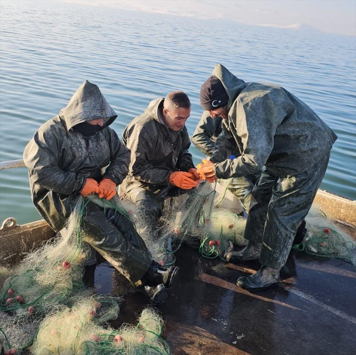 Van'daki Erçek Gölü'nde balıkçılıkla geçimini sağlayan vatandaşlar, soğuk havaya rağmen gölde...