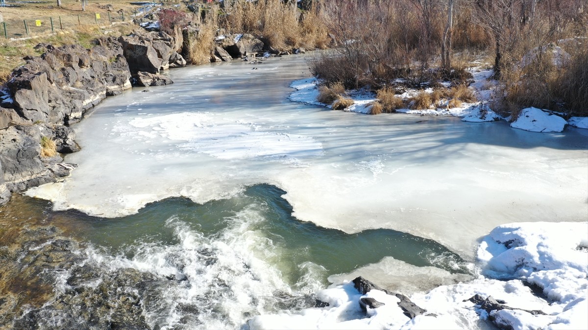 Van'ın Erciş ilçesinde hava sıcaklığının sıfırın altına düşmesiyle Deli Çayı'nın yüzeyi kısmen...
