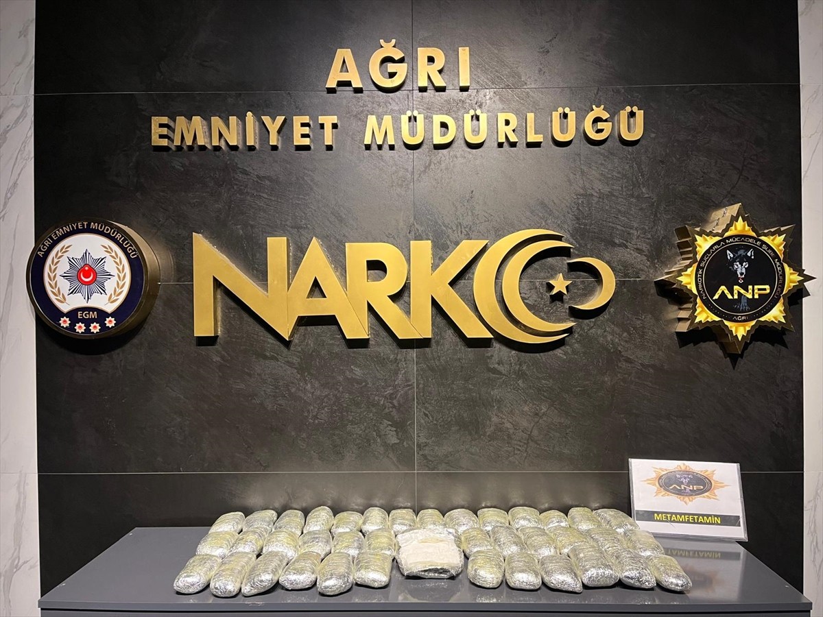 Van'ın Tuşba ilçesinde otoparkta bulunan bir araçta yapılan aramada, gizli bölmede 14 kilo 500...