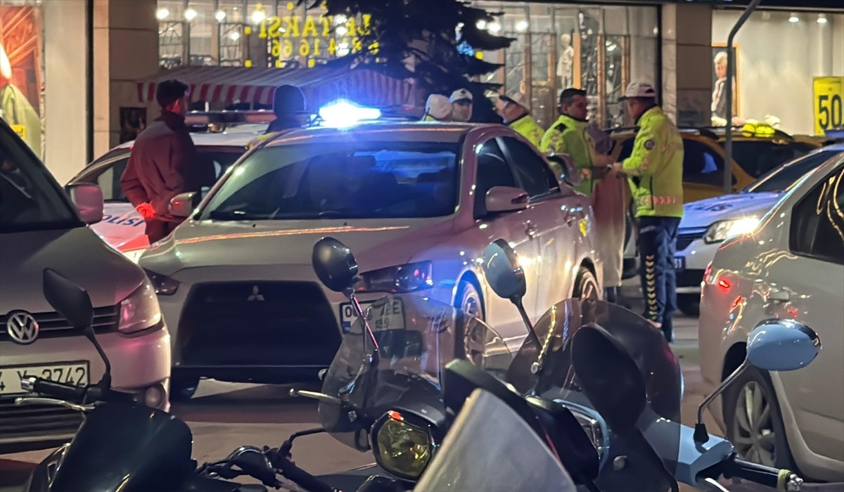 Yalova'da trafiği tehlikeye düşüren ehliyetsiz otomobil sürücüsüne idari para cezası kesildi...