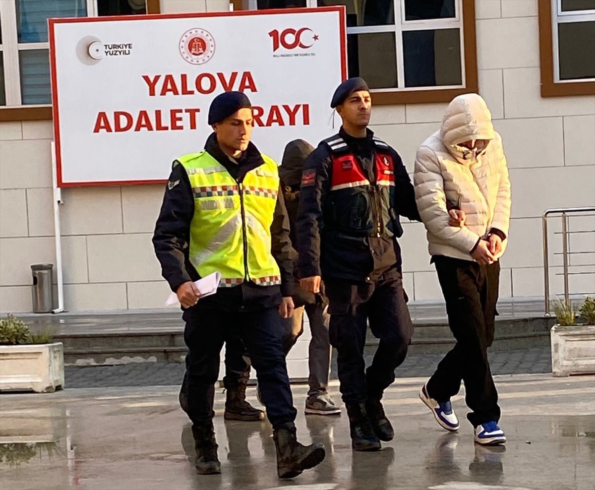 Yalova'nın Altınova ilçesinde jandarma ekiplerinin düzenlediği operasyonda 20 bin 800 lira sahte...