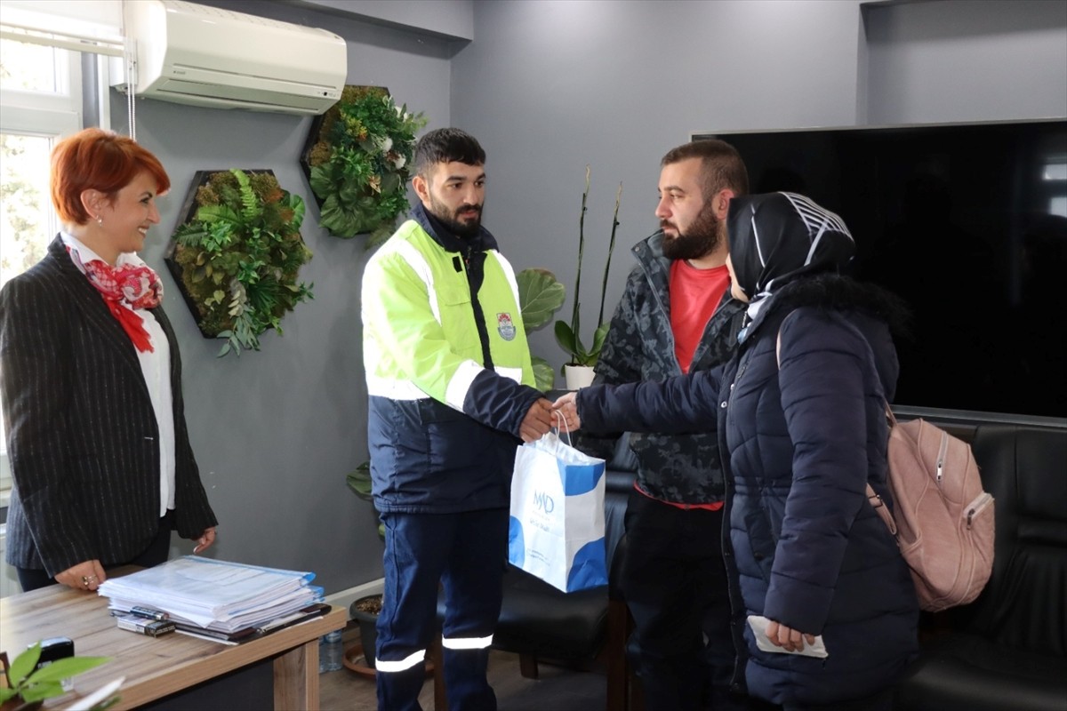 Yalova Belediyesi Temizlik İşleri Müdürlüğünde gece vardiyasında çalışan işçinin sokakta bulduğu...