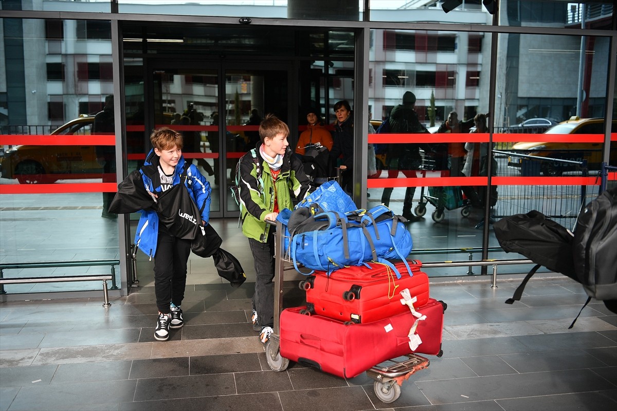 Yeni yılı Erciyes Kayak Merkezi'nde geçirmek isteyen Polonyalı turistler, sezonun ilk charter...