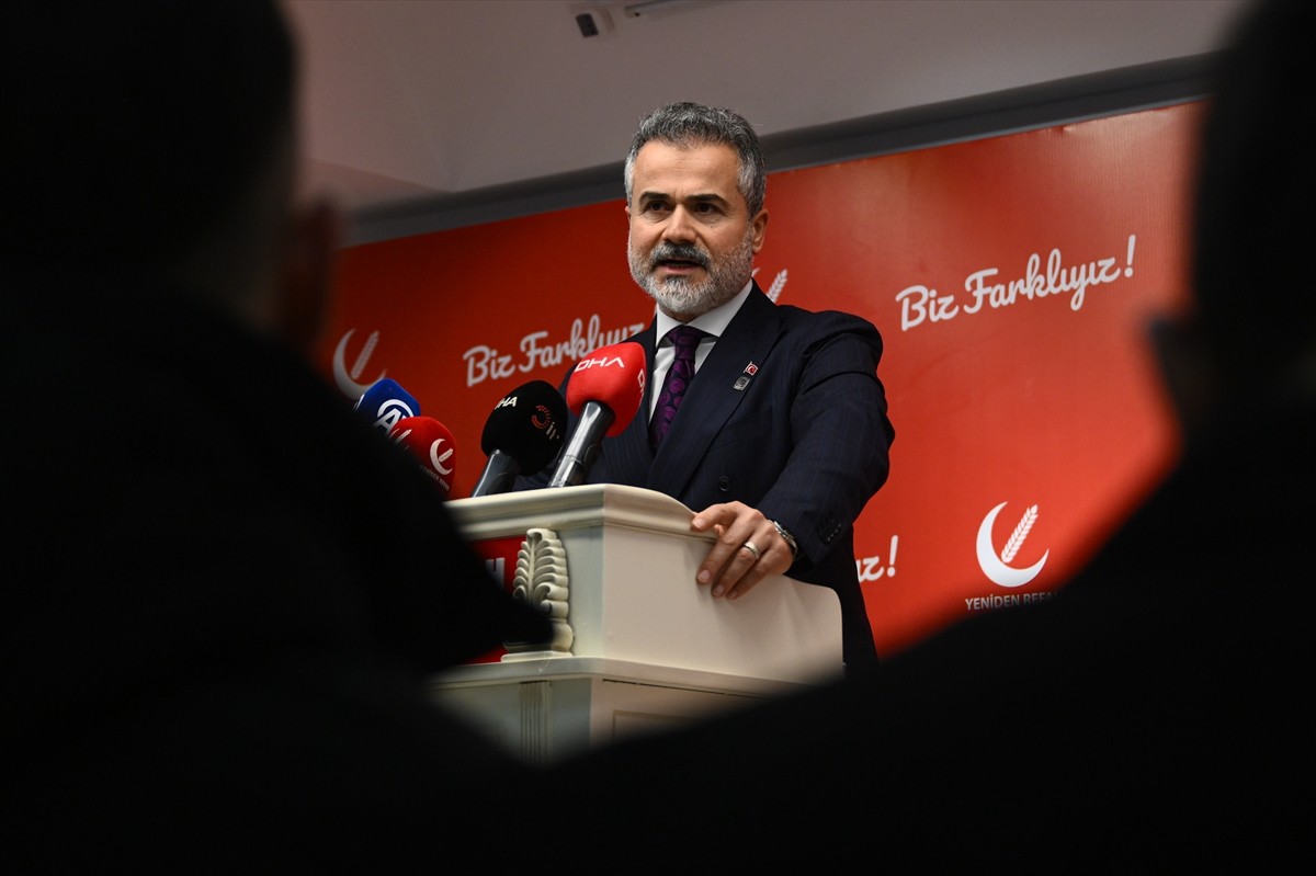 Yeniden Refah Partisi Genel Başkan Yardımcısı Suat Kılıç, parti genel merkezinde basın toplantısı...