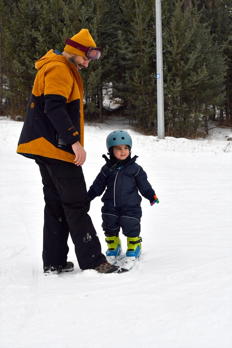 Yeterli kar yağışı almadığından resmi olarak sezonun açılmadığı Sarıkamış'ta, vatandaşlar kayak...