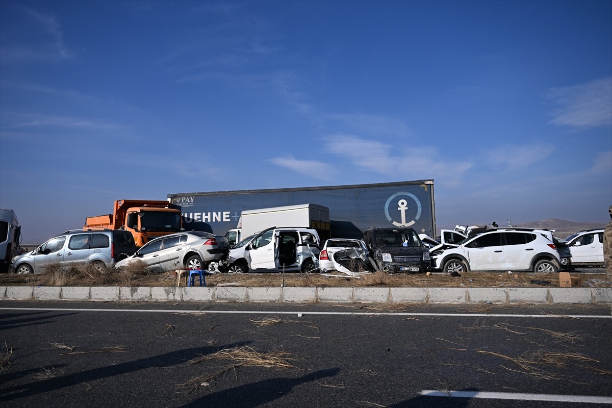 Yoğun sis ve buzlanmanın etkili olduğu kara yolunun Van-Erciş istikametinde sabah saatlerinde...