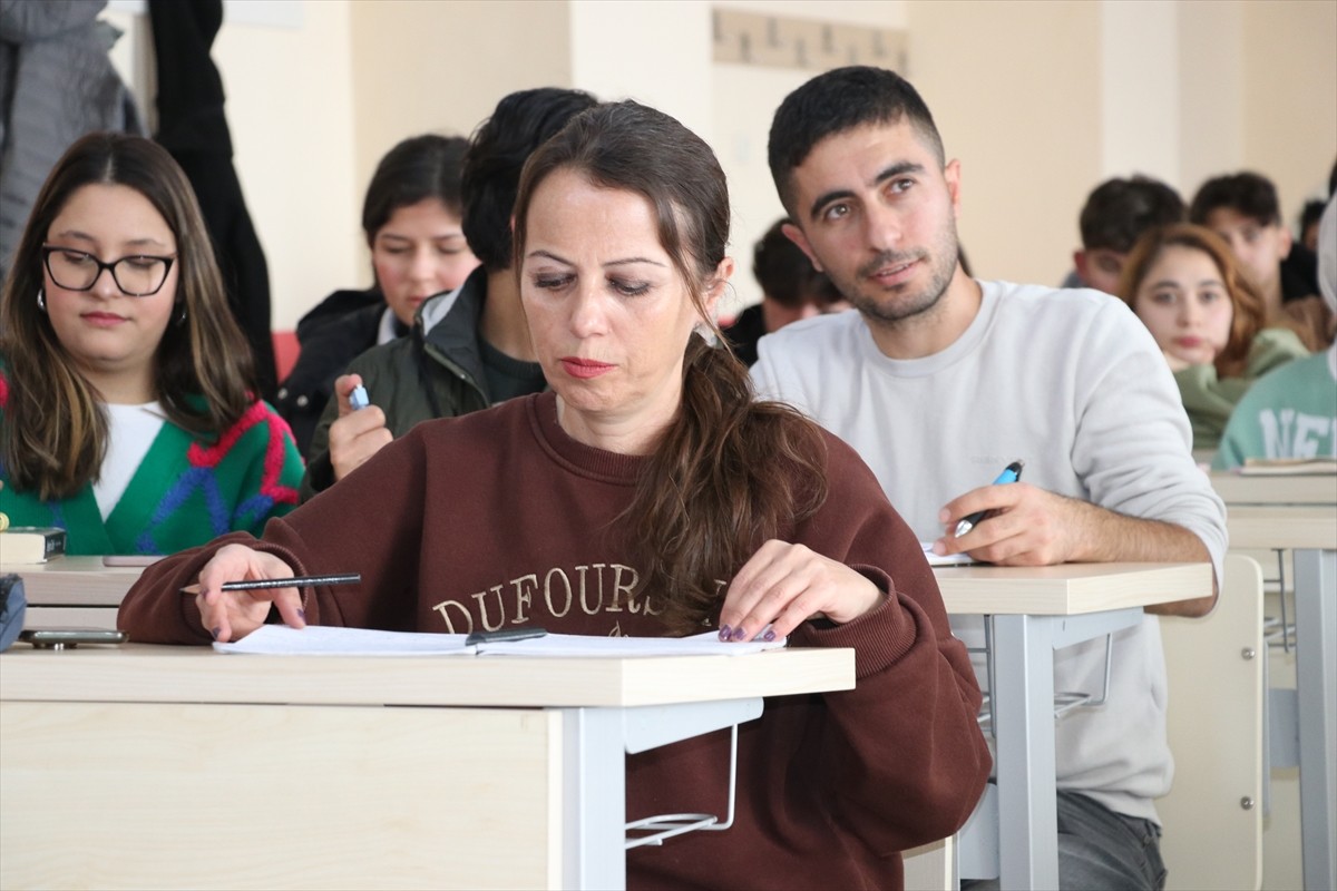 Yükseköğretim Kurulu (YÖK) tarafından farklı nedenlerle üniversiteye gidememiş kadınlar için geçen...