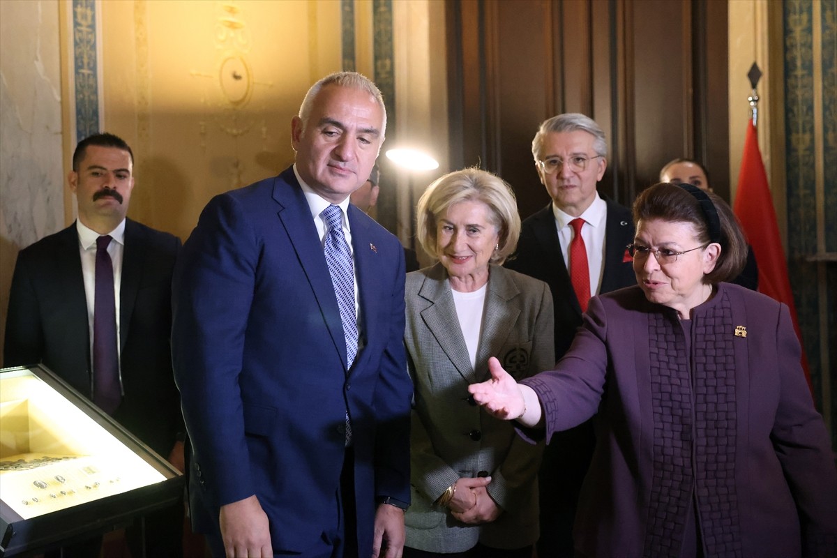 Yunanistan makamlarının tespiti sonucu kaçakçıların elinden kurtarılan ve Türkiye'ye ait olduğu...