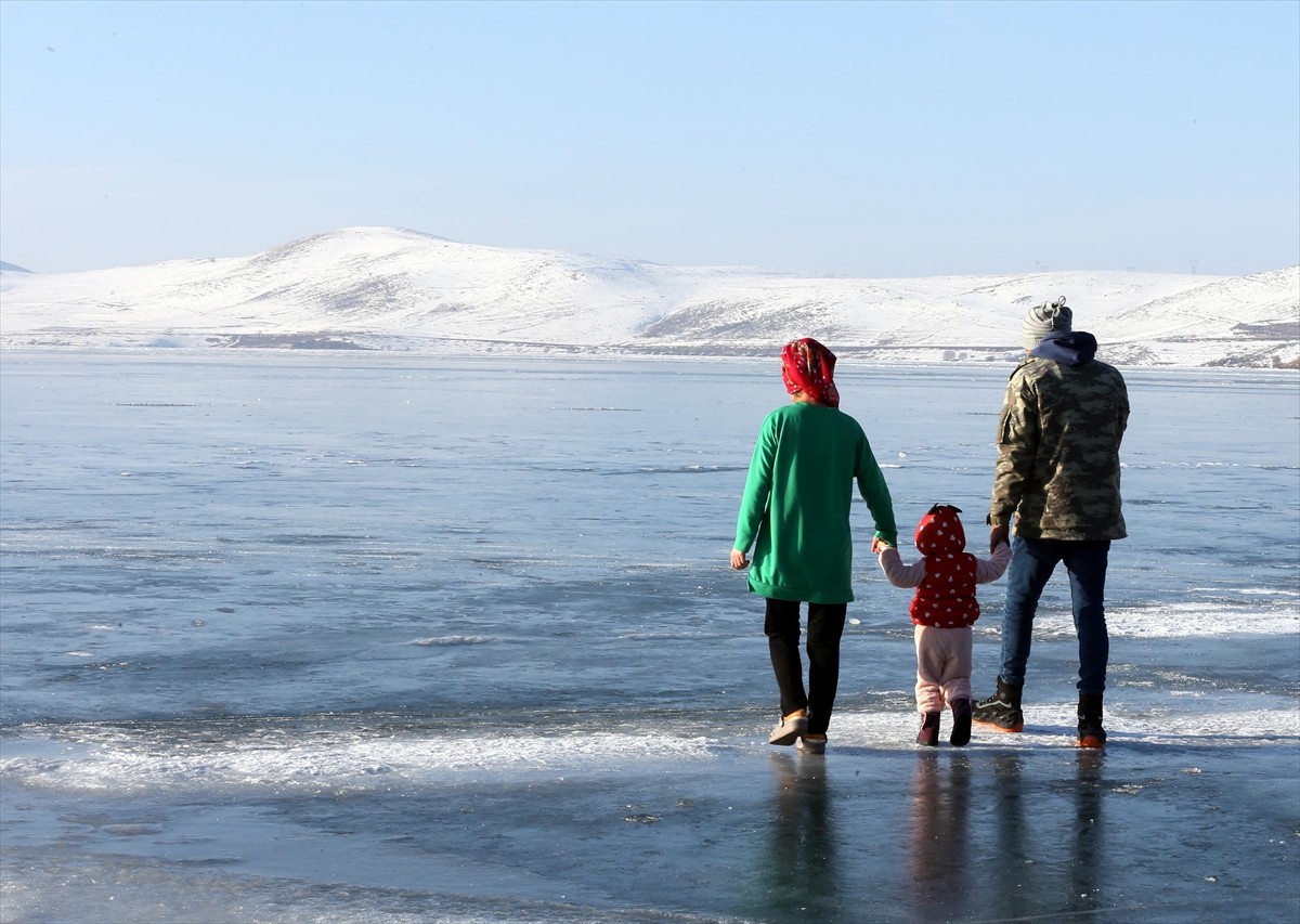 Yüzeyinin büyük bölümü buzla kaplanan Çıldır Gölü'nün Ardahan tarafındaki Akçakale bölgesine...