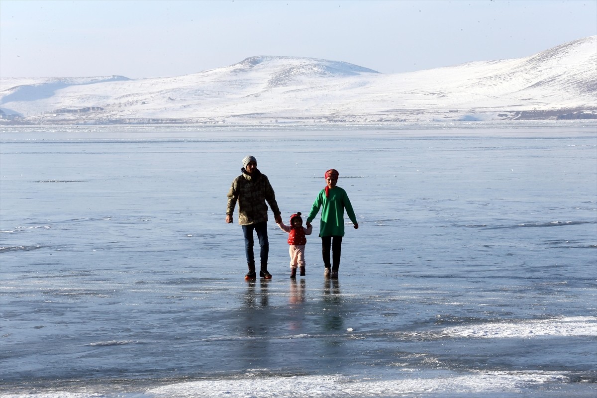 Yüzeyinin büyük bölümü buzla kaplanan Çıldır Gölü'nün Ardahan tarafındaki Akçakale bölgesine...