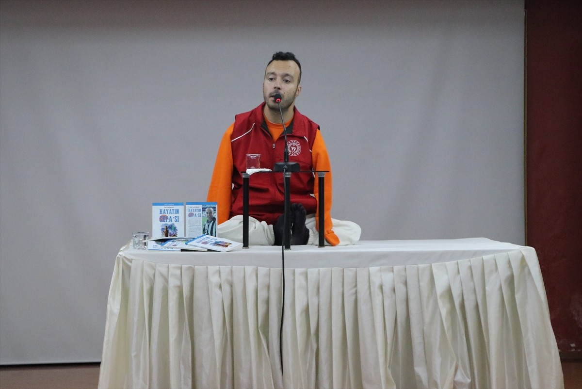 Yüzmede dünya ve birçok Türkiye şampiyonluğu bulunan bedensel engelli milli sporcu Sefa...