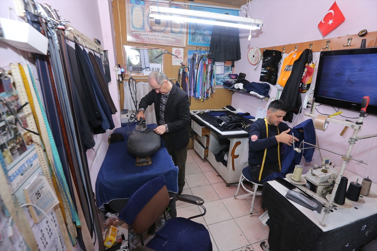 Zonguldak'ın Çaycuma ilçesinde çocuk yaşlarda öğrendiği terziliği 40 yıldır aynı heyecanla...