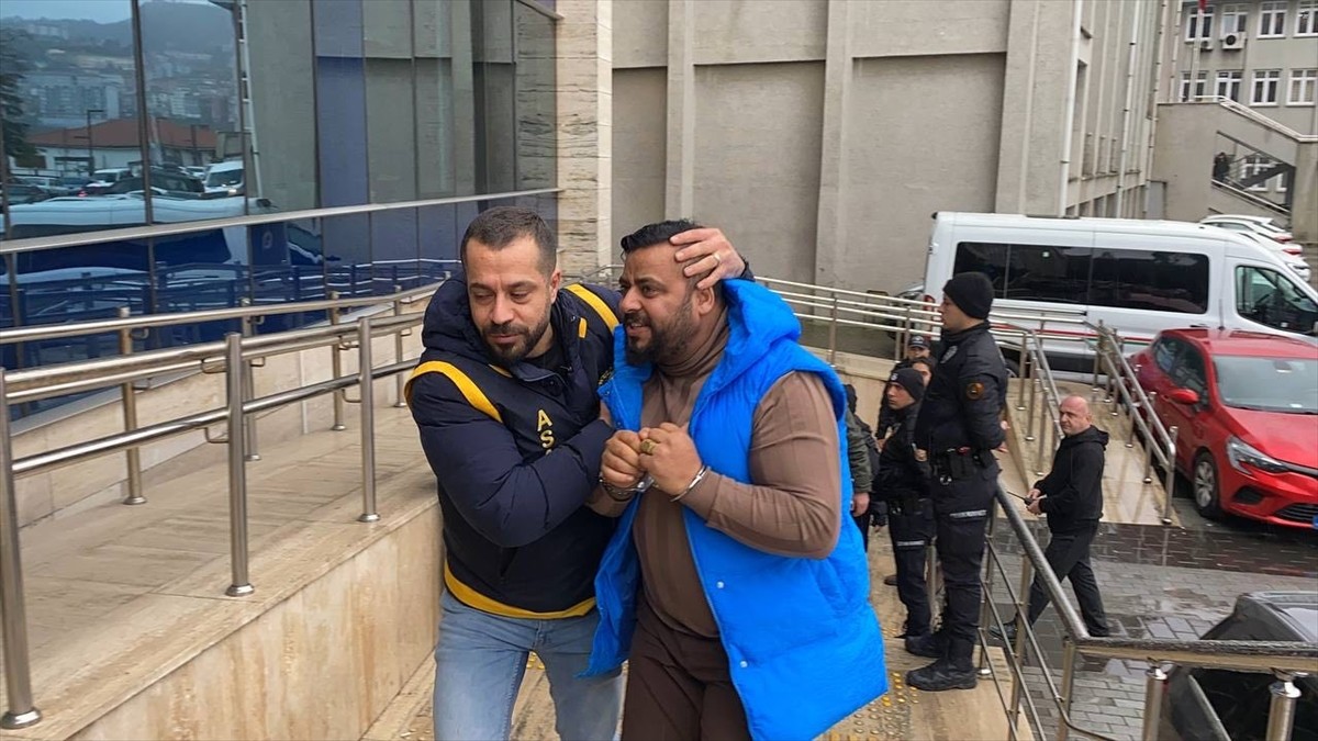 Zonguldak'ta 3 kişinin keser ve bıçakla yaralandığı kavgaya ilişkin gözaltına alınan 7 şüpheliden...