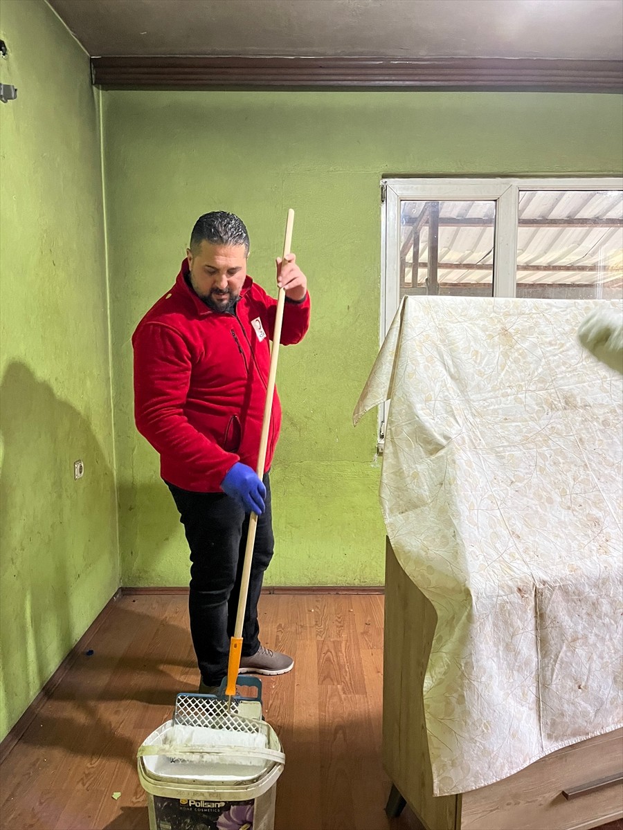 Zonguldak'ta otizmli Taner Başkurt'un annesiyle yaşadığı bakımsız durumdaki evi, Türk Kızılay...