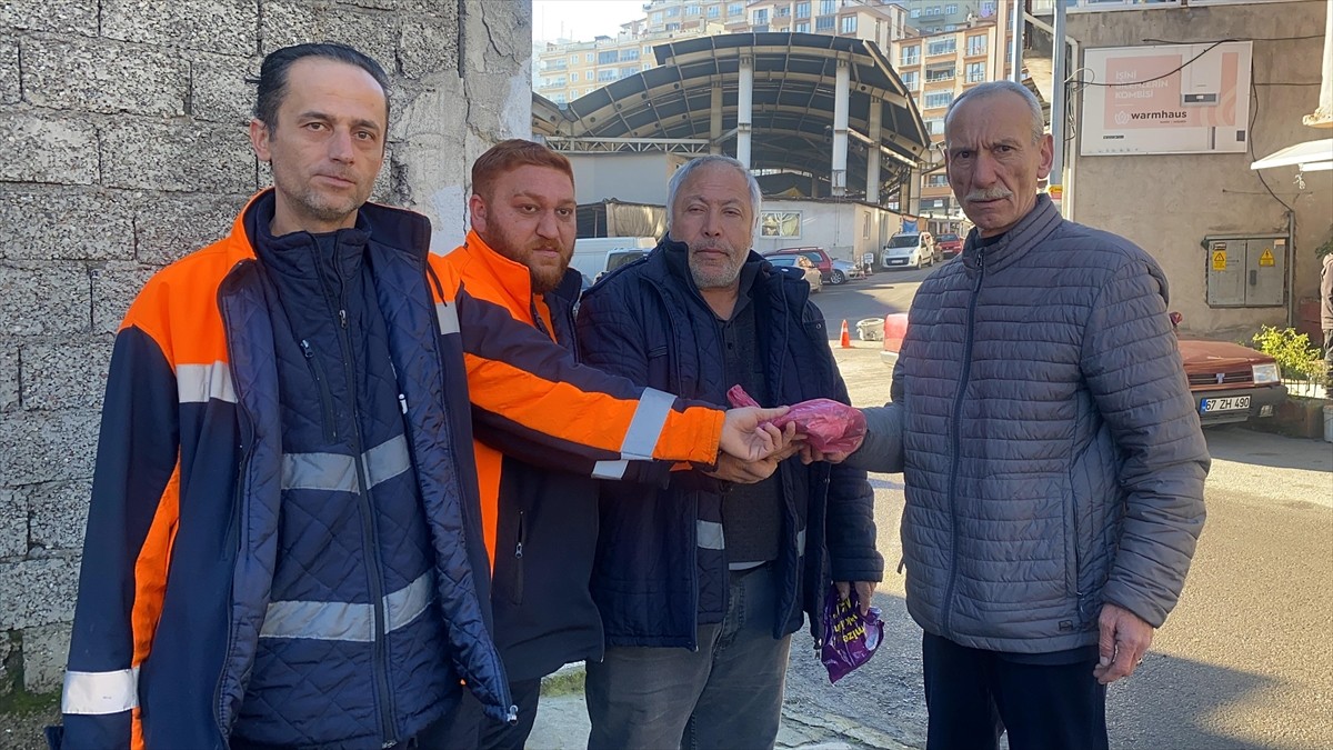 Zonguldak'ta temizlik personeli, pazar yerinde buldukları içinde para olan poşeti sahibine...