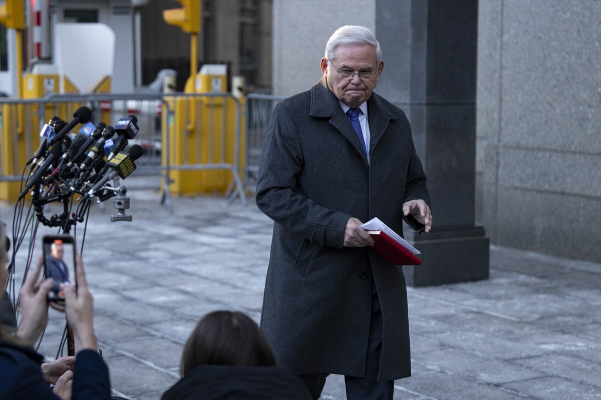 ABD'de hakkındaki rüşvet ve yolsuzluk suçlamalarıyla yargılanan ve jüri tarafından suçlu bulunan...