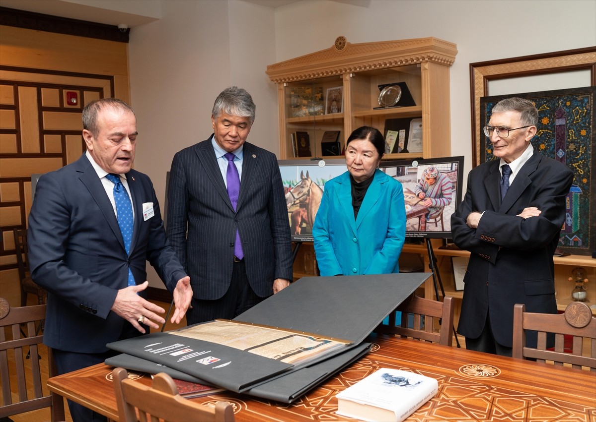 ABD'de yaşayan Nobel ödüllü Türk bilim insanı Prof. Dr. Aziz Sancar’a (sağda), TÜRKSOY tarafından...