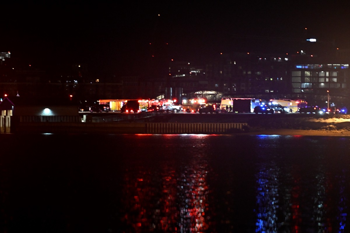 ABD'nin başkenti Washington yakınlarındaki Ronald Reagan Havalimanı civarında 60 yolcu ve 4...