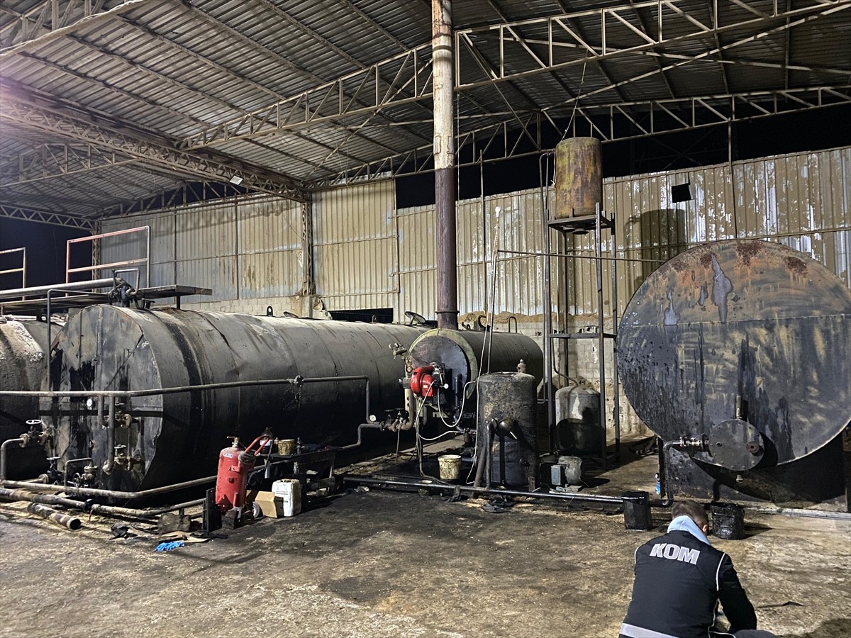 Adana'da bir depoya yapılan operasyonda 182 bin litre kaçak akaryakıt ele geçirildi, 1 kişi...