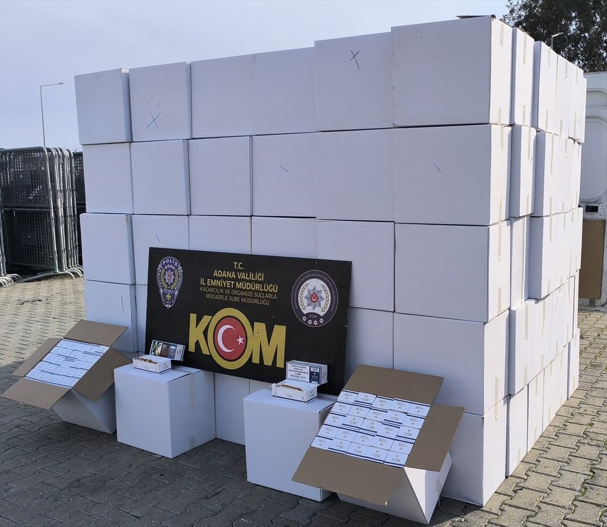 Adana'da gümrük kaçağı 1 milyon 800 bin makaron (filtreli sigara kağıdı) ele geçirildi.