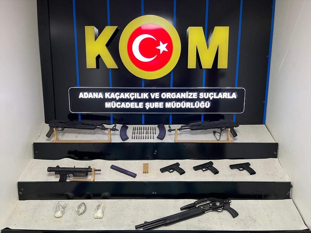 Adana'da yasa dışı silah ticareti yaptıkları iddiasıyla gözaltına alınan 26 zanlıdan 11'i...