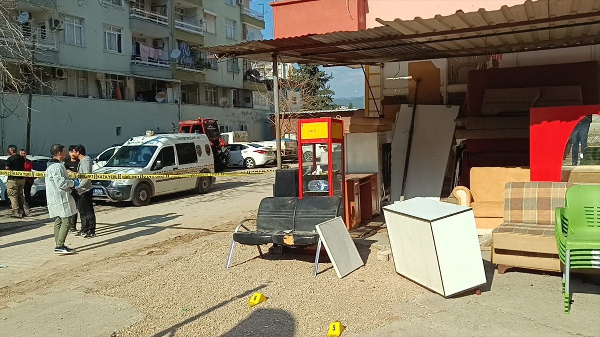 Adana'nın Kozan ilçesinde bir iş yerinin kurşunlanmasıyla ilgili 2 şüpheli gözaltına alındı. Polis...