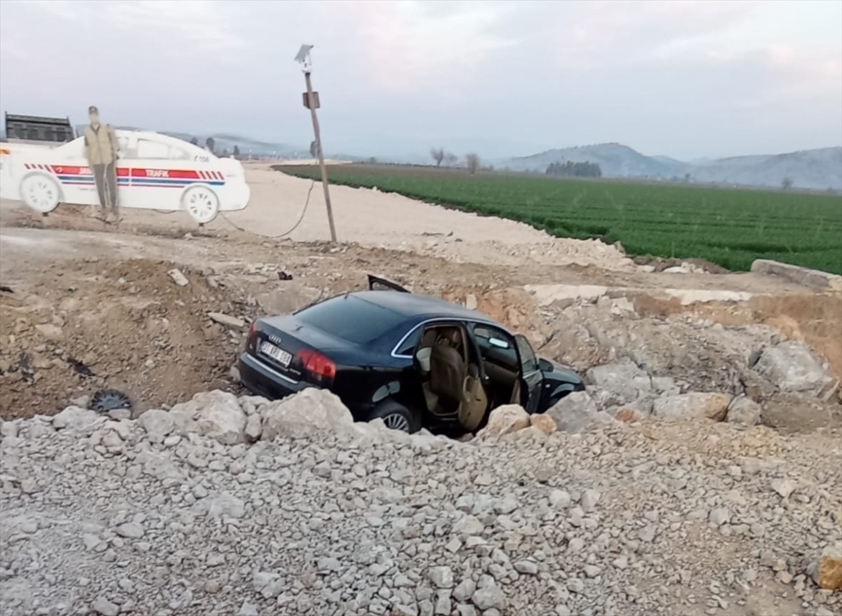 Adana'nın Kozan ilçesinde, çalışma yapılan yolda açılan çukura düşen otomobildeki 5 kişi...