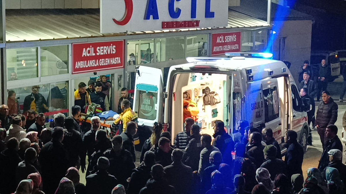 Adana'nın Kozan ilçesinde düğünde silahla ateş edilmesi sonucu mermi isabet eden çocuk ağır...