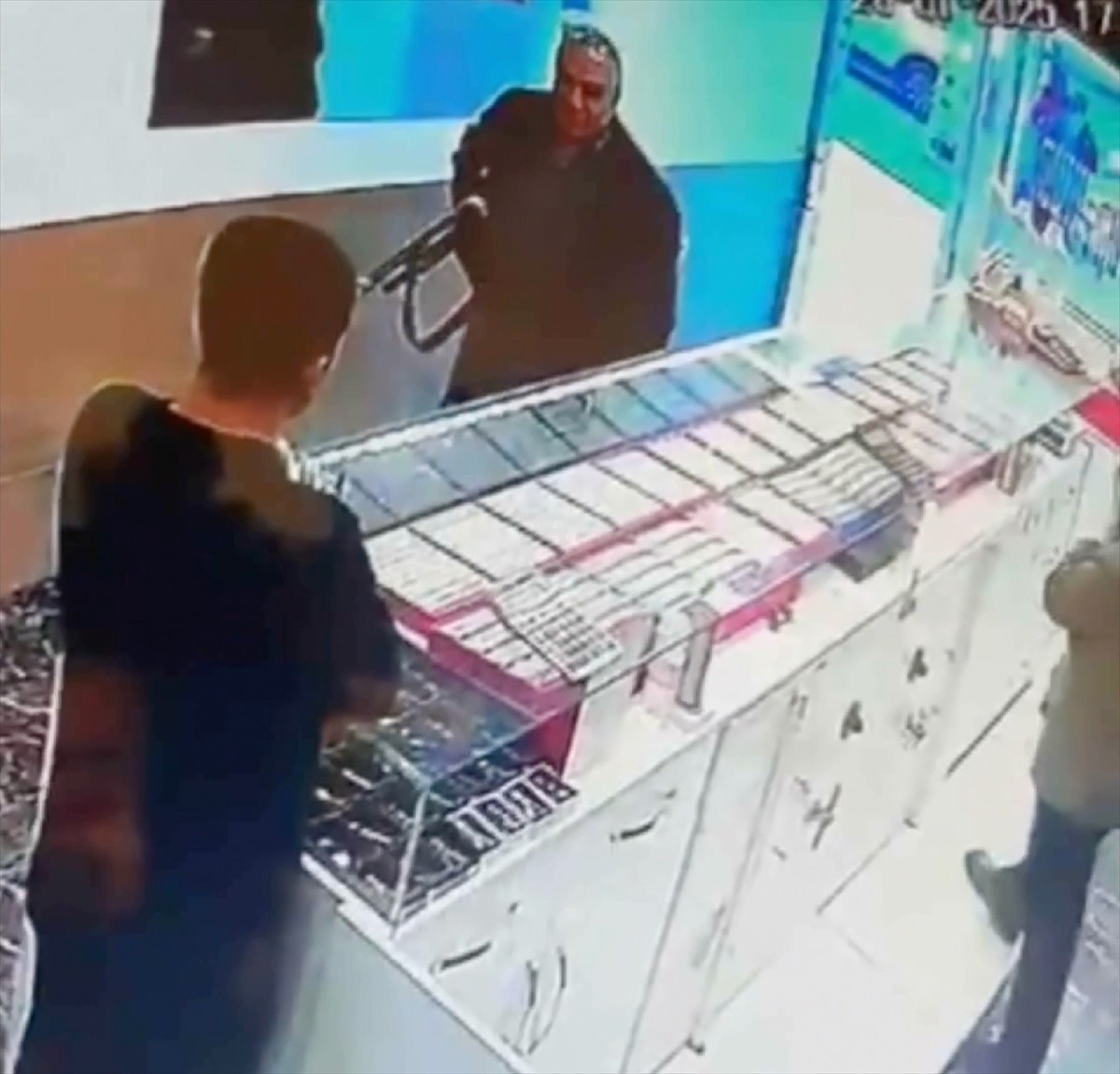 Adana'nın merkez Çukurova ilçesinde pompalı tüfekle bir kuyumcuyu soyma girişiminde bulunan...