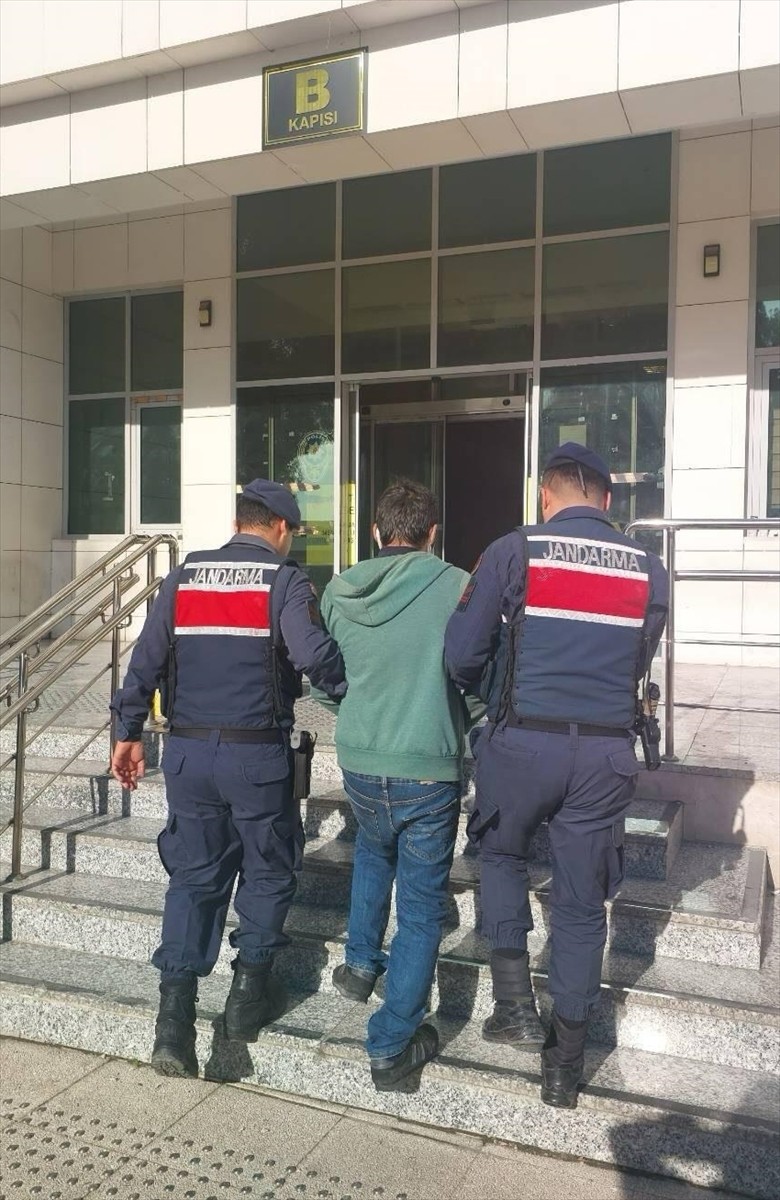 Adana'nın merkez Yüreğir ilçesinde, 19 yıl 6 ay kesinleşmiş hapis cezası bulunan firari hükümlü...