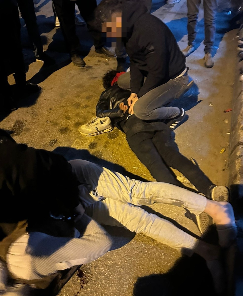 Adana'nın merkez Yüreğir ilçesinde, 397 uyuşturucu hap bulunan motosikletteki 2 zanlıdan 1'i...