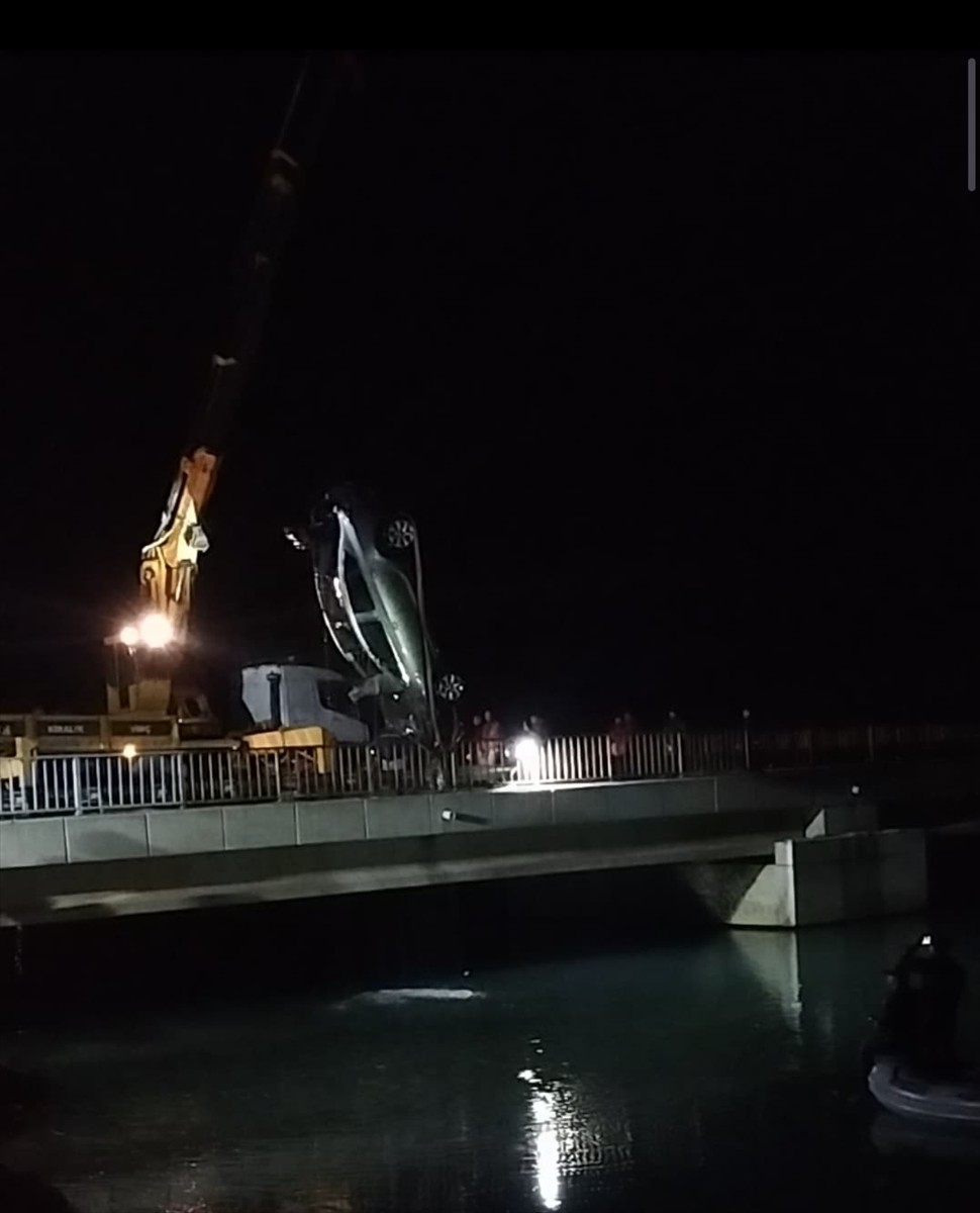 Adana'nın Saimbeyli ilçesinde baraj gölüne düşen otomobilin sürücüsü hayatını kaybetti. Ekipler...
