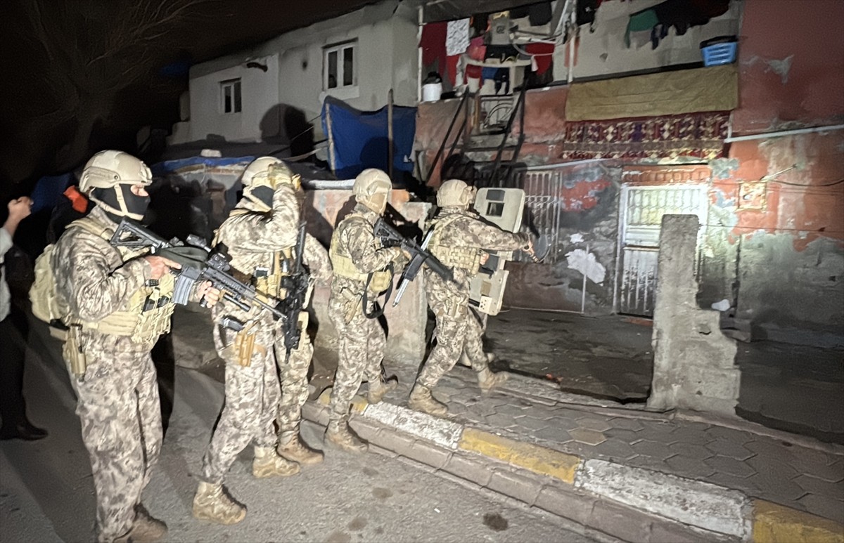 Adana’da uyuşturucu sattığı ileri sürülen 27 şüpheliyi yakalamaya yönelik operasyon düzenlendi....