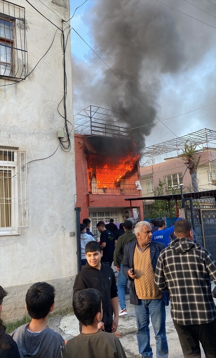 Adana merkez Sarıçam ilçesinde bir evde çıkan yangın hasara yol açtı.