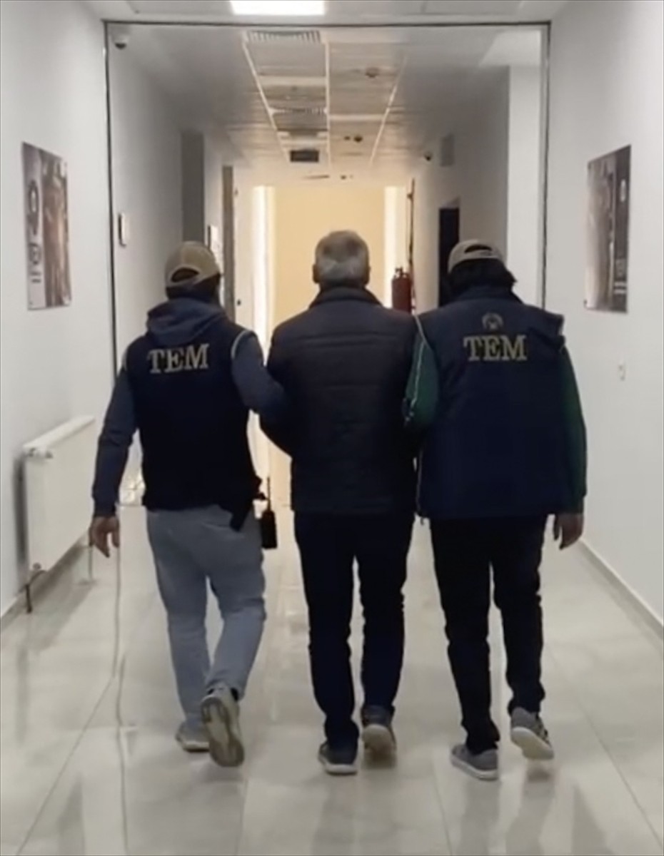 Adıyaman'da Fetullahçı Terör Örgütü'ne (FETÖ) yönelik operasyonda gözaltına alınan 2 şüpheli...