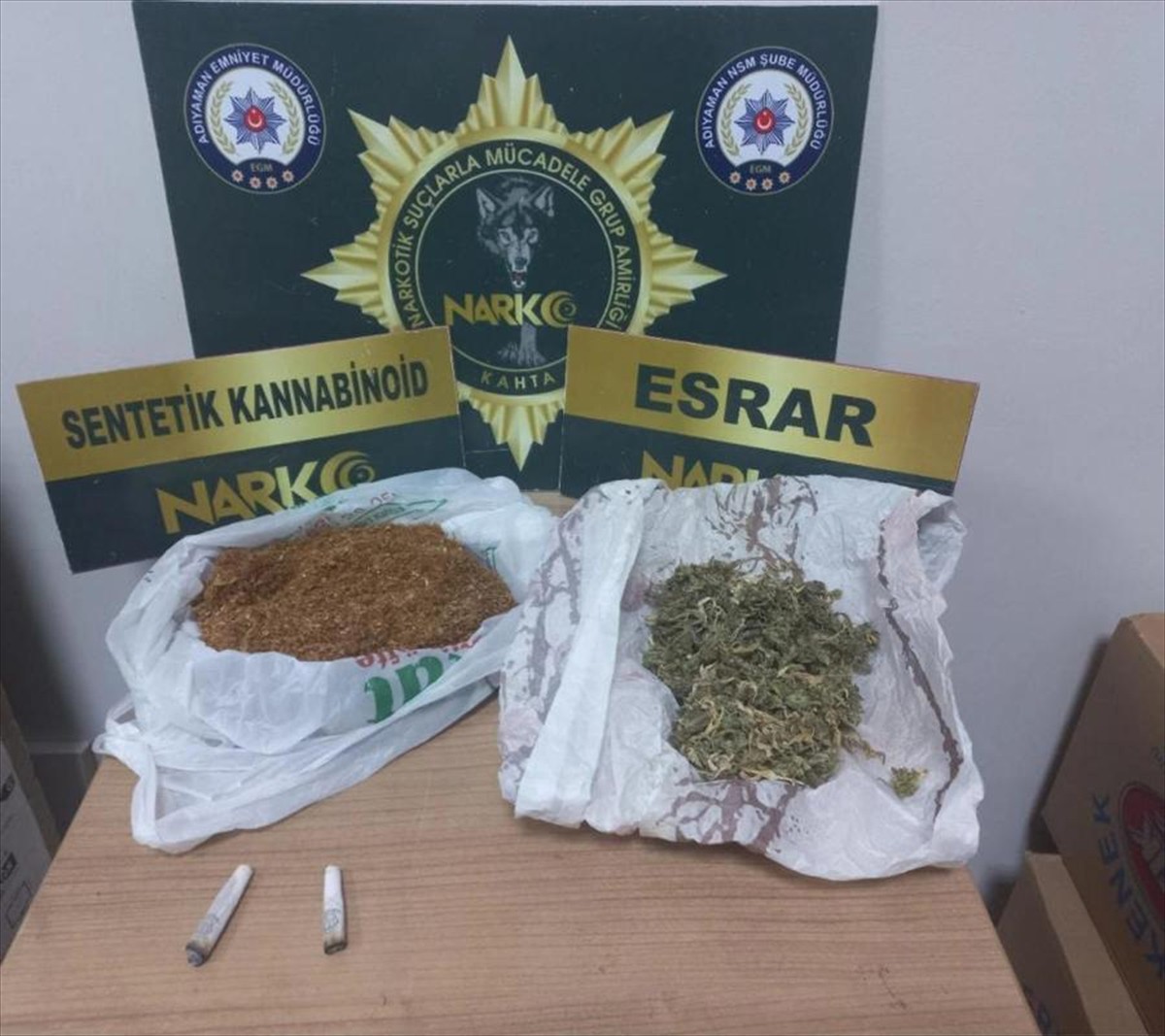 Adıyaman'ın Kahta ilçesinde düzenlenen uyuşturucu operasyonunda gözaltına alınan 3 şüpheliden 2'si...