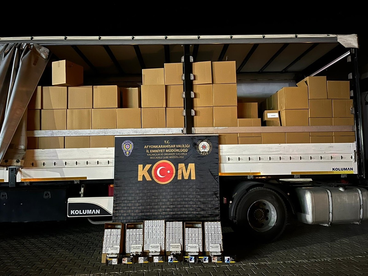 Afyonkarahisar'da durdurulan tırda 6 milyon makaron (filtreli sigara kağıdı) ele geçirildi.